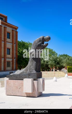 Statue von Papst Pius XII., Zeuge des Wunder der Sonne im Vatikan im Jahre 1950. Das Heiligtum Christi des Königs (Santuário de Cristo Rei) in Almada. Stockfoto