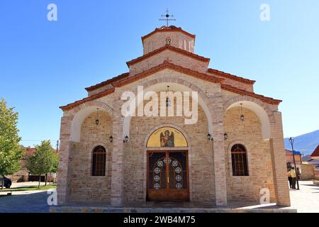 13. September 2023: Pustec, Prespa-Nationalpark in Albanien: Menschen am St. Michael der Erzengel-Orthodoxe Kirche Stockfoto