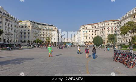 Thessaloniki, Griechenland - 22. Oktober 2023: Menschen gehen auf dem Syntagma-Platz sonniger Herbsttag in der Stadt. Stockfoto