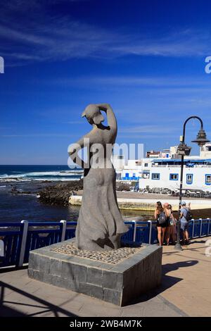 Monumento Al Pescador Statue einer Frau mit Blick auf das Meer bei Paco Curbel. El Cotillo, Fuerteventura, Kanarische Inseln Stockfoto