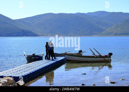 13. September 2023 - Prespa-See in Albanien: Touristen genießen eine Bootsfahrt mit albanischen Fischern Stockfoto