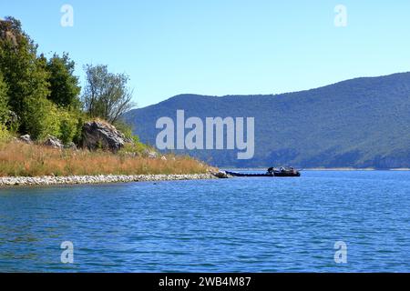 13. September 2023 - Prespa-See in Albanien: Touristen genießen eine Bootsfahrt mit albanischen Fischern Stockfoto