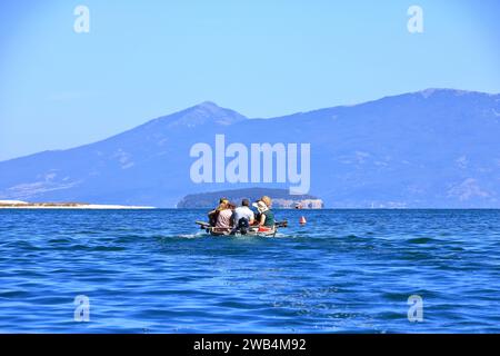 13. September 2023 - Prespa-See in Albanien: Touristen genießen eine Bootsfahrt mit albanischen Fischern Stockfoto