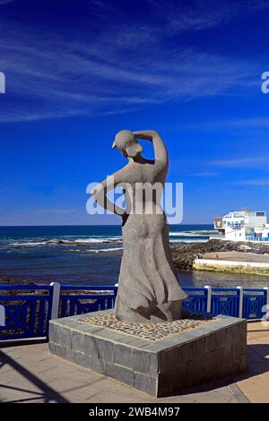 Monumento Al Pescador Statue einer Frau mit Blick auf das Meer bei Paco Curbel. El Cotillo, Fuerteventura, Kanarische Inseln Stockfoto