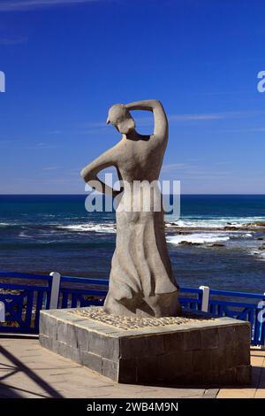 Monumento Al Pescador Statue einer Frau mit Blick auf das Meer bei Paco Curbel. El Cotillo, Fuerteventura, Kanarische Inseln Stockfoto