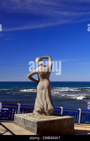 Monumento Al Pescador Statue einer Frau mit Blick auf das Meer bei Paco Curbel. El Cotillo, Fuerteventura, Kanarische Inseln Stockfoto