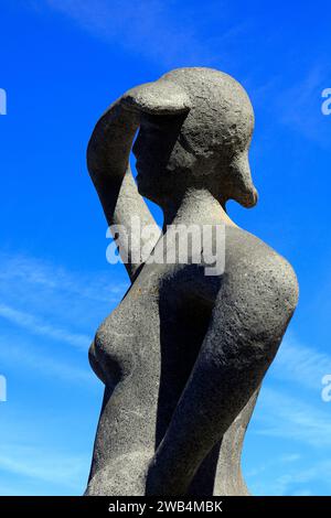 Monumento Al Pescador Statue einer Frau mit Blick auf das Meer bei Paco Curbel. El Cotillo, Fuerteventura, Kanarische Inseln Stockfoto