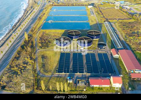 Luftaufnahme der Kläranlage. Industrielle Wasseraufbereitung mit runden Wasserbehältern für das Abwasserrecycling aus Drohnensicht. Abwasserwirtschaft Stockfoto