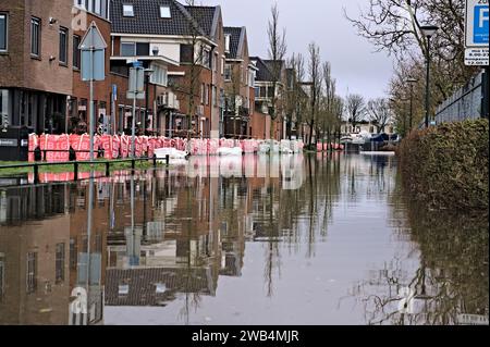 Ein hoher Wasserstand aus dem See verursacht Überschwemmungen in einer niederländischen Stadtstraße nach Sturm Henk. Big Bags und Sandsäcke schützen Häuser und Wohnungen in Hoorn NL Stockfoto