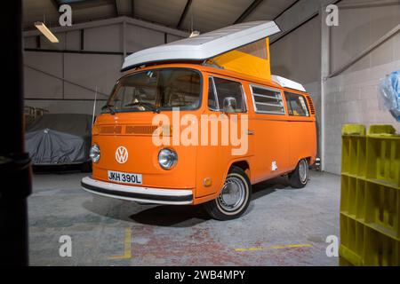 1973 VW Bay Window Westfalen POP Top Typ 2 Wohnmobil Stockfoto