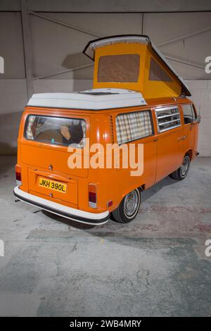 1973 VW Bay Window Westfalen POP Top Typ 2 Wohnmobil Stockfoto