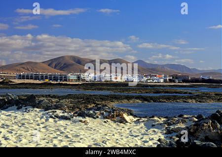 Blick über die Bucht zum Dorf El Cotillo, Fuerteventura, den Kanarischen Inseln, Spanien. Vom November 2023 Stockfoto