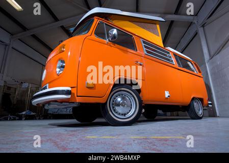 1973 VW Bay Window Westfalen POP Top Typ 2 Wohnmobil Stockfoto