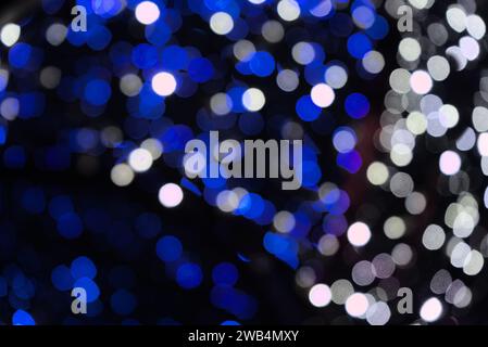 Blaue und weiße Lichtblasen, abstrakter Hintergrund, Bokeh-Unschärfeeffekt Stockfoto