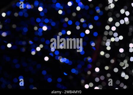 Blaue und weiße Lichtblasen, abstrakter Hintergrund, Bokeh-Unschärfeeffekt Stockfoto