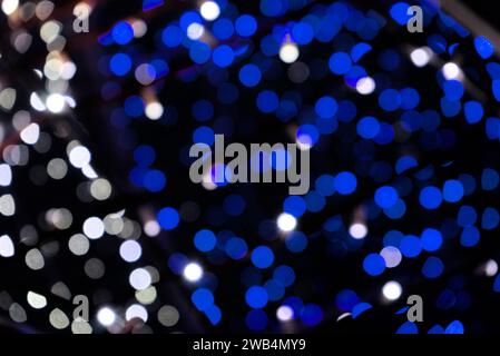 Blaue und weiße Lichtblasen, abstrakter Hintergrund, Bokeh-Unschärfeeffekt Stockfoto