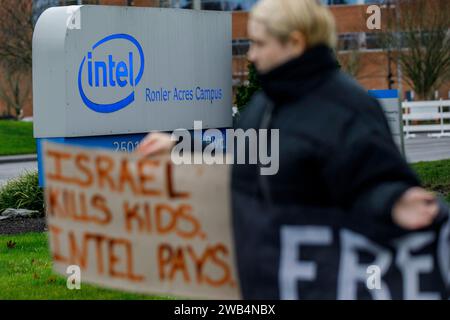 Hillsboro, Usa. Januar 2024. Etwa fünfzig Demonstranten protestierten am 8. Januar 2024 gegen die geplante Investition der Intel Corporation in eine Fabrik in Israel in der lokalen Hauptniederlassung von Intel in Hillsboro, Oregon. (Foto: John Rudoff/SIPA USA) Credit: SIPA USA/Alamy Live News Stockfoto