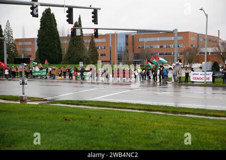 Hillsboro, Usa. Januar 2024. Etwa fünfzig Demonstranten protestierten am 8. Januar 2024 gegen die geplante Investition der Intel Corporation in eine Fabrik in Israel in der lokalen Hauptniederlassung von Intel in Hillsboro, Oregon. (Foto: John Rudoff/SIPA USA) Credit: SIPA USA/Alamy Live News Stockfoto