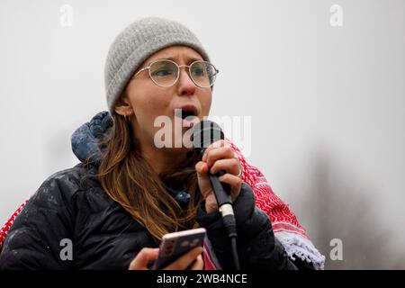 Hillsboro, Usa. Januar 2024. Mariah spricht mit den Portland Democratic Socialists of America vor der Menge. Etwa fünfzig Demonstranten protestierten am 8. Januar 2024 gegen die geplante Investition der Intel Corporation in eine Fabrik in Israel in der lokalen Hauptniederlassung von Intel in Hillsboro, Oregon. (Foto: John Rudoff/SIPA USA) Credit: SIPA USA/Alamy Live News Stockfoto