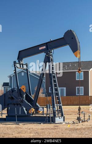 Frederick, Colorado - ein Ölbrunnen in der Nähe einer Wohneinheit an Colorados vorderer Reihe. Stockfoto