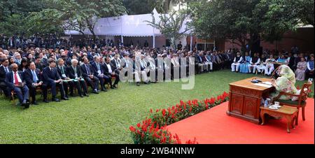 (240108) -- DHAKA, 8. Januar 2024 (Xinhua) -- Bangladeschischer Premierminister Scheich Hasina (Front) spricht bei einem Treffen in Dhaka, Bangladesch, am 8. Januar 2024. Die regierende Bangladeschische Awami-Liga (AL) unter der Führung von Premierminister Scheich Hasina hat 223 von 298 Sitzen bei den Parlamentswahlen des Landes gewonnen, so der Wahlkommissar Kazi Habibul Awal am Montag. (PMO/Handout via Xinhua) Stockfoto