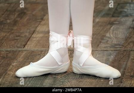 Kinderfüße in spitzenschuhen, Unterricht in einem Kinderballettstudio Stockfoto