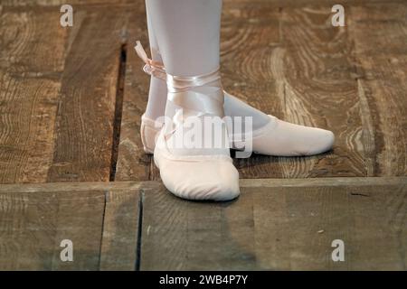 Kinderfüße in spitzenschuhen, Unterricht in einem Kinderballettstudio Stockfoto