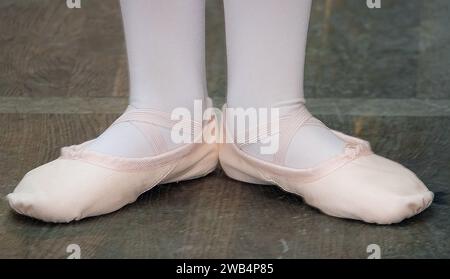 Kinderfüße in spitzenschuhen, Unterricht in einem Kinderballettstudio Stockfoto