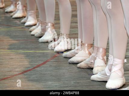 Kinderfüße in spitzenschuhen, Unterricht in einem Kinderballettstudio Stockfoto