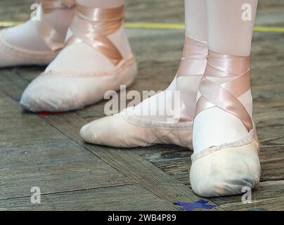 Kinderfüße in spitzenschuhen, Unterricht in einem Kinderballettstudio Stockfoto