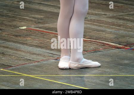 Kinderfüße in spitzenschuhen, Unterricht in einem Kinderballettstudio Stockfoto