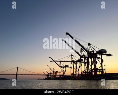 Kransilhouetten im Hafen von Lissabon bei Sonnenuntergang Stockfoto