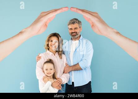 Eltern mittleren Alters posieren mit ihrer süßen Tochter Stockfoto