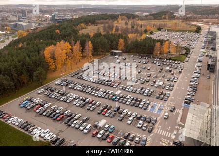Drohnenfotografie eines großen Parkplatzes in der Nähe eines Einkaufszentrums an sonnigen Herbsttagen Stockfoto