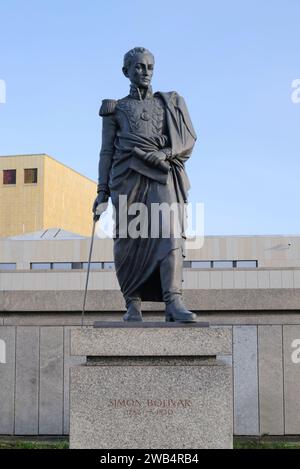 Berlin, Deutschland, 27. 12. 2023, Statue von Simon Bolivar vor dem Iberoamerikanischen Institut in Berlin Stockfoto