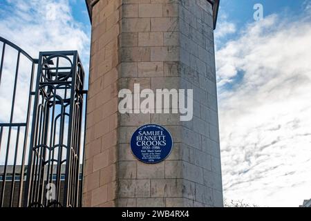 Eine Gedenktafel in der Nähe der St. Andes Cathedral Belfast zum Gedenken an Samuel Bennett Gauner, Gründer der Deans ‘Sit out for Charitys in 1976, Weihnachtskollektion. Stockfoto