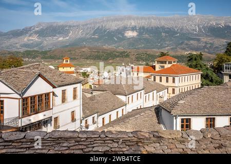 Stadtbild der Altstadt Gjirokaster Altstadt, Albanien. Alte ottomanische Häuser in Gjirokaster. Reisefoto, niemand, Kopierraum für Text Stockfoto