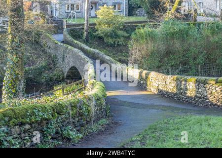 06.01.2024 Austwick, Craven, North Yorkshire, Vereinigtes Königreich. Alte Packhorse Bridge in Austwick Stockfoto