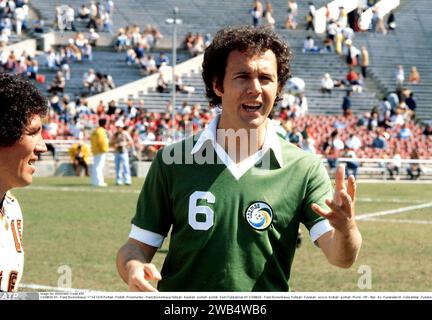 Fußballlegende FRANZ BECKENBAUER starb am 7. Januar 2024 – COSMOS NY – Franz Beckenbauer, 17.04.1978 Portrait – Prominenter – Franz Beckenbauer Fussball. Fußball, - Fußball - Porträt - Porträt - beimFootballclub, NY COSMOS - Franz Beckenbauer, Fussball. Fußball, - Fussball - Fußball, Fußball - Porträt - Promi - VIP - Star - Ex - Fussballprofi - Fußballstar, - Fussballstar - Sportler - Leistungssportler - Fussball. Fußball, - Fussball - Klub - Club - vip-Prominente - DIA - Porträt - Fotogutschrift obligatorisch - © ATP Arthur THILL (Arthur THILL/ATP/SPP) Stockfoto