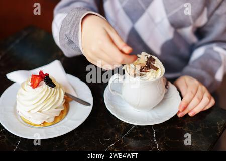 Pawlova mit frischen Beeren in einem Café Stockfoto