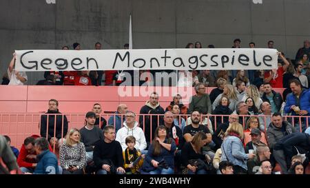 Tübingen, Deutschland. Januar 2024. Protest Banner Wuerzburger Fans gegen Montagsspiele. 08.01.2024, Basketball, BBL, Tigers Tübingen Würzburg Baskets, GER, Tübingen, Paul Horn-Arena. Quelle: dpa/Alamy Live News Stockfoto