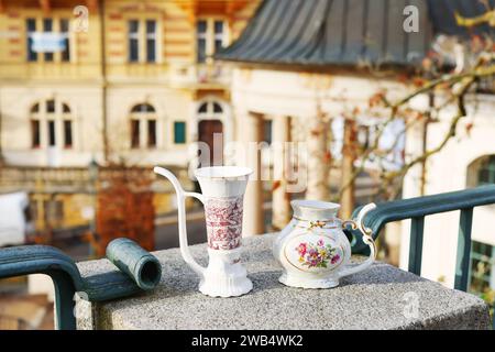 Weißer Becher zum Trinken von therapeutischem Mineralwasser aus natürlichen heißen Quellen. Stockfoto