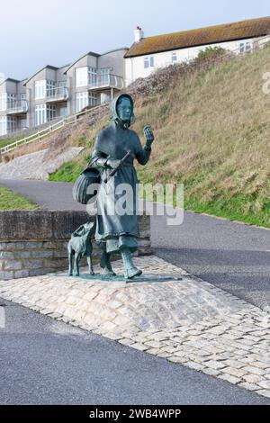 Foto der Mary Anning Bronzestatue in Lyme Regis in Dorset Stockfoto