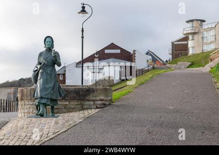 Foto der Mary Anning Bronzestatue in Lyme Regis in Dorset Stockfoto