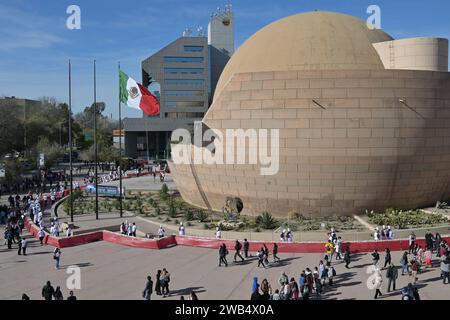 Tijuana, Baja California, Mexiko. Januar 2024. Das monumentale Rosca de Reyes-Event im Kulturzentrum Tijuana während eines Auftaktes zum Servieren des traditionellen 700 Meter langen Königs, das am 6. Januar 2024 in Zusammenarbeit mit Gastronomiestudenten der Universidad Vizcaya de las Americas um den IMAX Dome geht. (Kreditbild: © Carlos A. Moreno/ZUMA Press Wire) NUR REDAKTIONELLE VERWENDUNG! Nicht für kommerzielle ZWECKE! Stockfoto