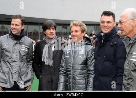 Fußballlegende FRANZ BECKENBAUER starb am 7. Januar 2024 - Oliver Bierhoff, Joachim LOEW, Jogi L÷W, Trainer der deutschen Fußballnationalmannschaft, Nico ROSBERG, Martin KAYMER, Golf Pro und Franz BECKENBAUER - (L-R) STUTTGART; 29.11.2014, Cars & Stars im Mercedes-Werk - Show für die Mercedes-Mitarbeiter und zum Stuttgarter Publikum im MERCEDES-Museum mit Nico Rosberg und Lewis Hamilton eine Woche nach dem Titelgewinn. Showevent in Stuttgart - Mercedes feiert den WM-Titel mit den Werksangehoerigen und Fans in Stuttgart - gebührenpflichtiges Bild, Copyright © ATP Burkhardt Jürgen Stockfoto