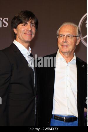 Stuttgart, Deutschland. November 2014. Fußballlegende FRANZ BECKENBAUER starb am 7. Januar 2024 – Joachim LOEW, Jogi L÷W – Franz BECKENBAUER, STUTTGART; 29.11.2014, feierliche Veranstaltung im Mercedes-Museum mit Nico Rosberg und Lewis Hamilton eine Woche nach dem Titelgewinn. - Mercedes feiert den WM-Titel in Stuttgart - gebührenpflichtiges Bild, Copyright © ATP Thill Arthur (Thill Arthur/ATP/SPP) Credit: SPP Sport Pressefoto. /Alamy Live News Stockfoto