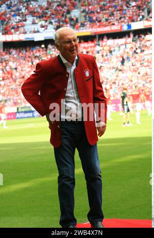 München, Deutschland. Mai 2017. Fußballlegende FRANZ BECKENBAUER starb am 7. Januar 2024 - MÜNCHEN, Deutschland, Fußballspiel FcBAYERN gegen SC FREIBURG, 4:1, FRANZ BECKENBAUER, vor dem Bundesliga-Spiel zwischen Bayern München und SC Freiburg in der Allianz Arena am 20. Mai 2017 in München, Honorarpflichtiges Foto; Copyright ? ATP TRESCHER Reinhold (TRESCHER Reinhold/ATP/SPP) Credit: SPP Sport Pressefoto. /Alamy Live News Stockfoto