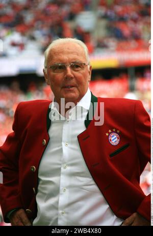 München, Deutschland. Mai 2017. Fußballlegende FRANZ BECKENBAUER starb am 7. Januar 2024 - MÜNCHEN, Deutschland, Fußballspiel FcBAYERN gegen SC FREIBURG, 4:1, FRANZ BECKENBAUER, vor dem Bundesliga-Spiel zwischen Bayern München und SC Freiburg in der Allianz Arena am 20. Mai 2017 in München, Honorarpflichtiges Foto; Copyright ? ATP TRESCHER Reinhold (TRESCHER Reinhold/ATP/SPP) Credit: SPP Sport Pressefoto. /Alamy Live News Stockfoto