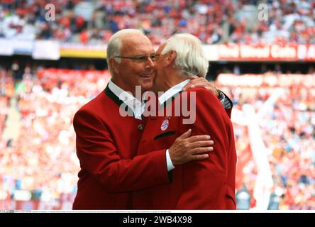 München, Deutschland. Mai 2017. Fußballlegende FRANZ BECKENBAUER starb am 7. Januar 2024 - MÜNCHEN, Fußballspiel FcBAYERN gegen SC FREIBURG, 4:1, FRANZ BECKENBAUER umarmt Franz 'Bulle' ROTH in einer Zeremonie vor dem Bundesliga-Spiel zwischen Bayern München und SC Freiburg in der Allianz Arena am 20. Mai 2017 in München, Honorarpflichtiges Foto; Copyright ? ATP TRESCHER Reinhold (TRESCHER Reinhold/ATP/SPP) Credit: SPP Sport Pressefoto. /Alamy Live News Stockfoto